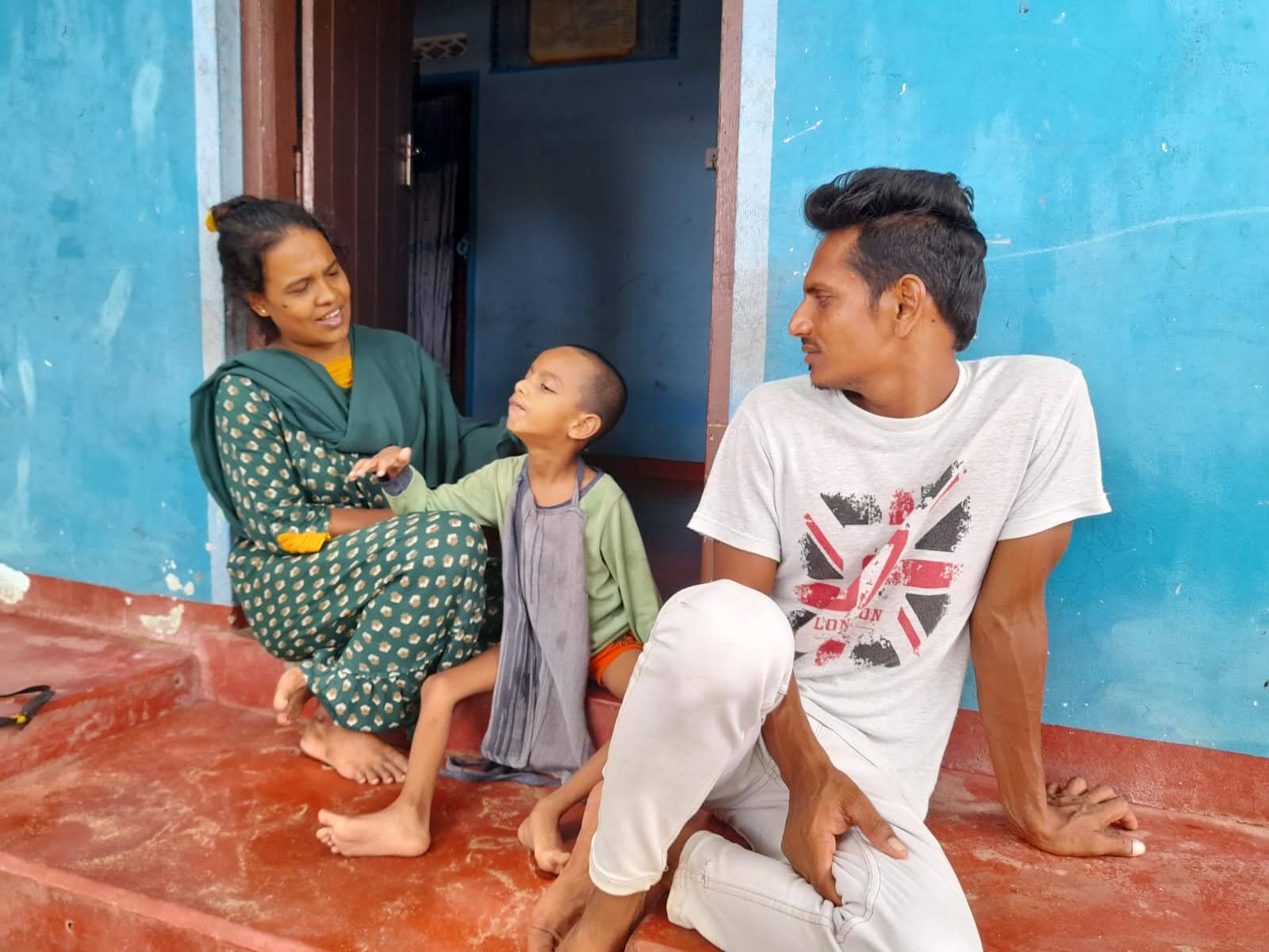 The family of the severely disabled child Bilaal has taken in 2 of our kittens. We visit them regularly and will report back.